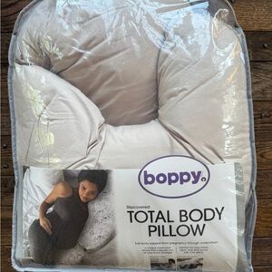 Boppy Cream Total Body breastfeeding nursing pillow